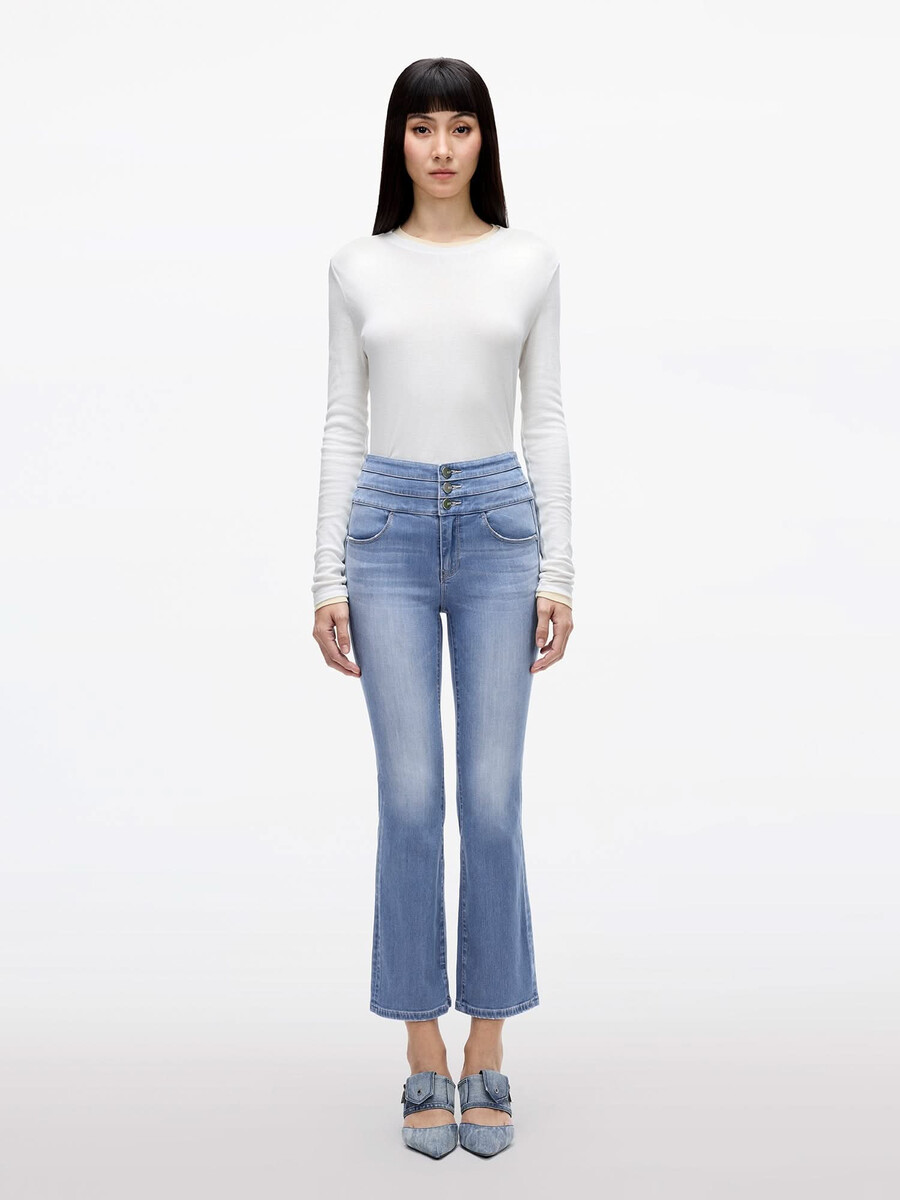 hochgeschnittene schlagjeans – blauer angriff