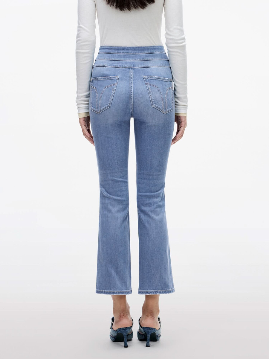 hochgeschnittene schlagjeans – blauer angriff