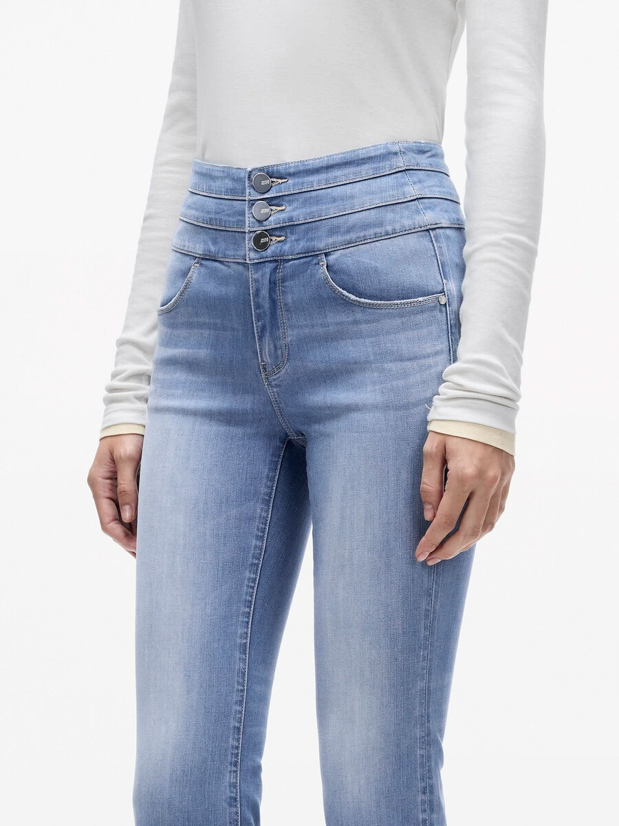 hochgeschnittene schlagjeans – blauer angriff
