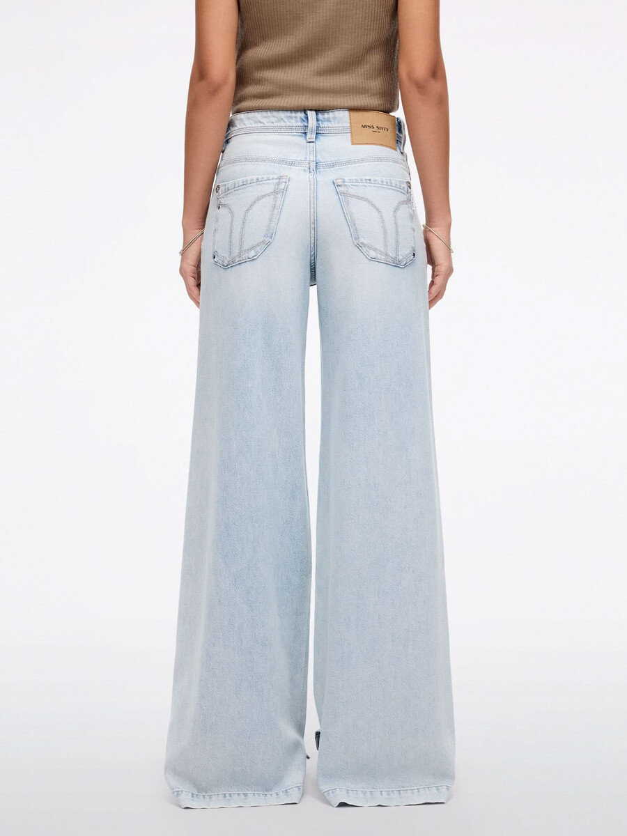 weit geschnittene jeans mit lockerem bein