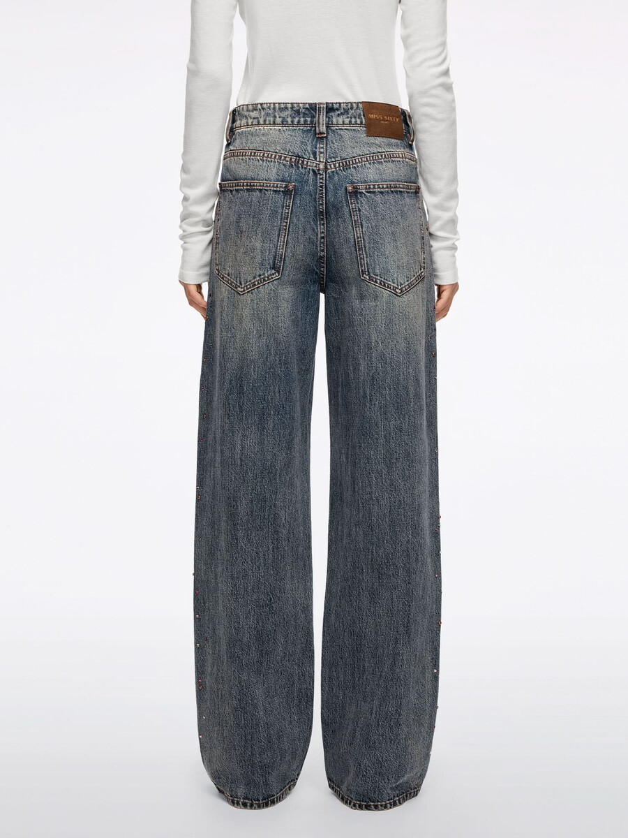 strassbesetzte jeans in lockerer passform