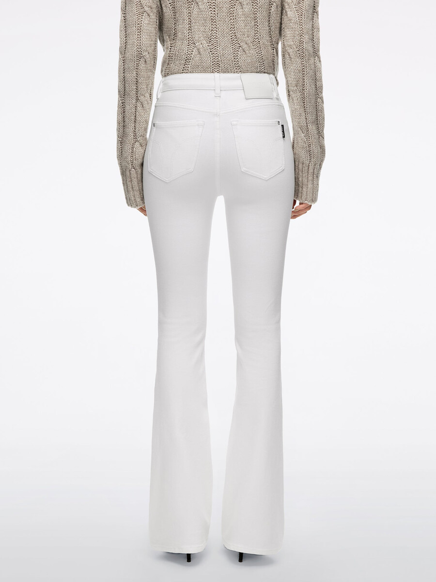 schmal ausgestellte jeans
