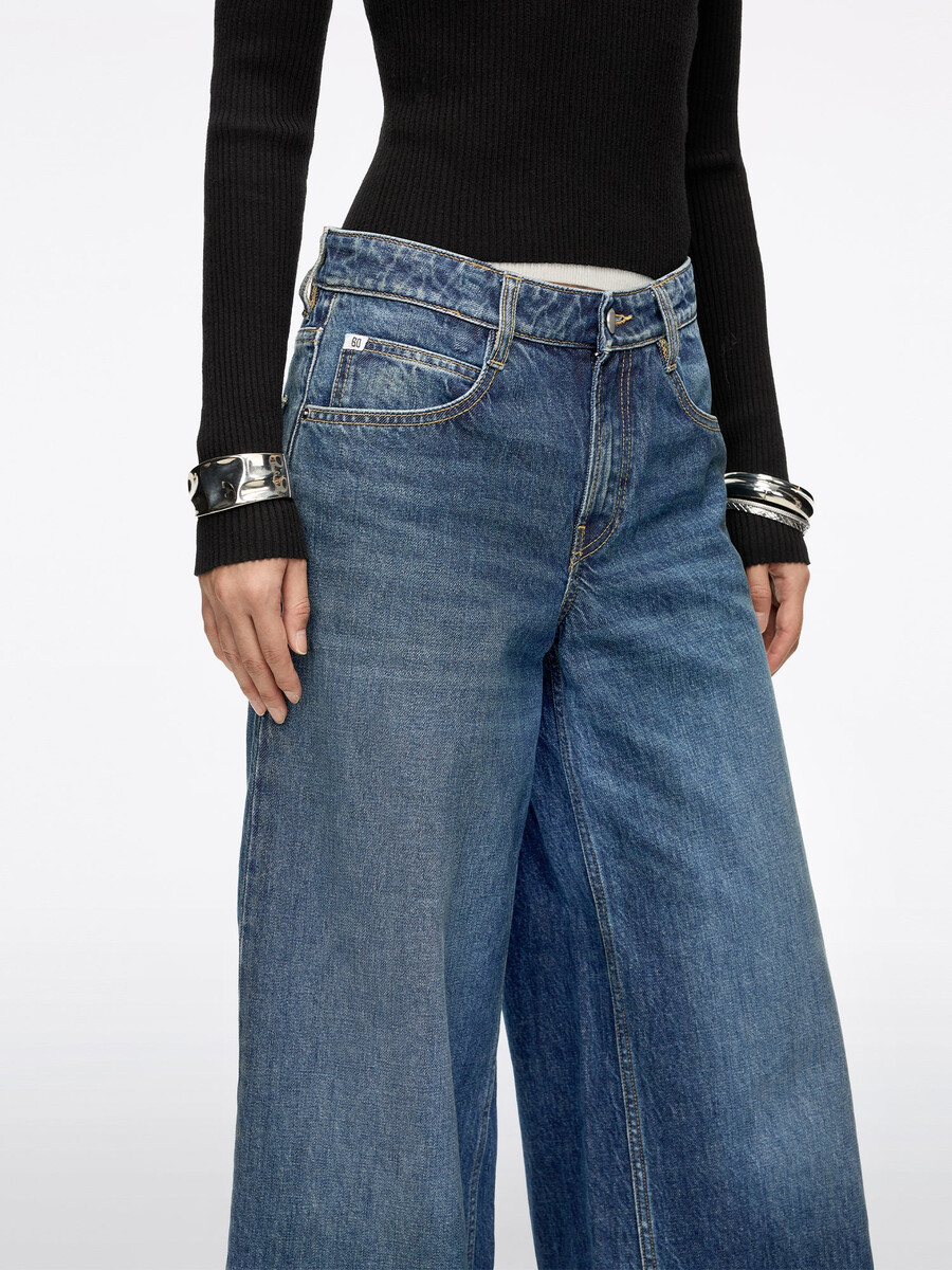 jeans mit schlitz und weitem bein