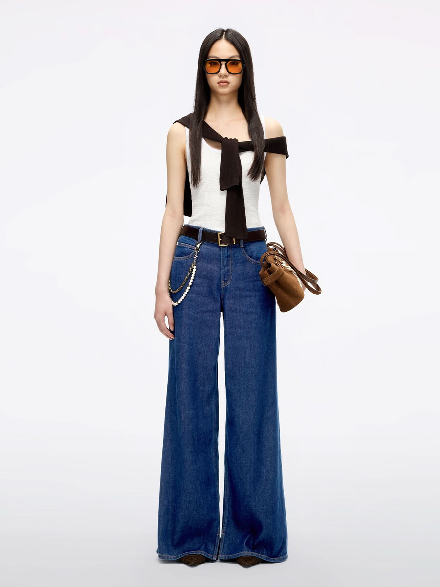 jeans mit schlitz am saum und weitem bein