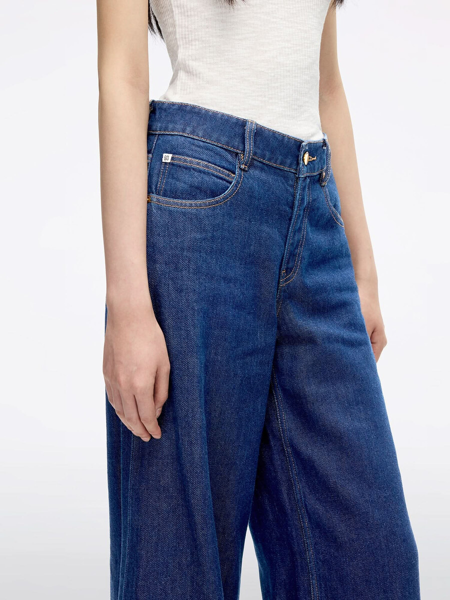 jeans mit schlitz am saum und weitem bein