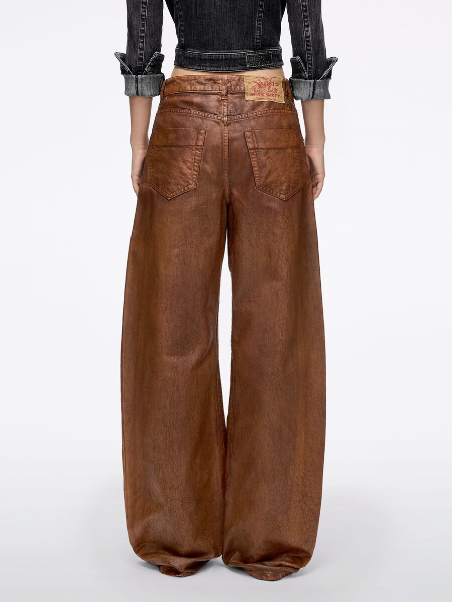 beschichtete jeans mit lockerer passform
