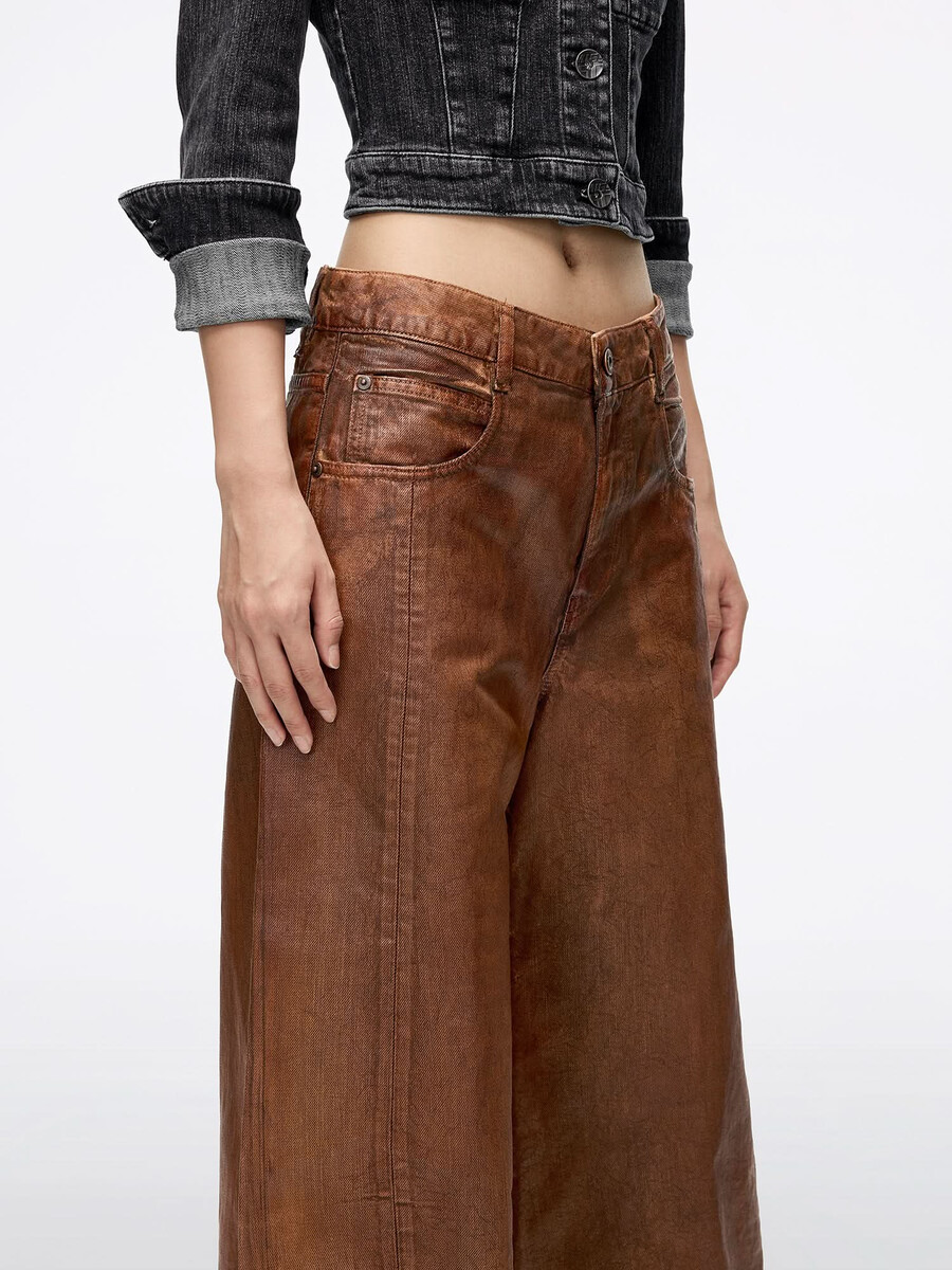 beschichtete jeans mit lockerer passform