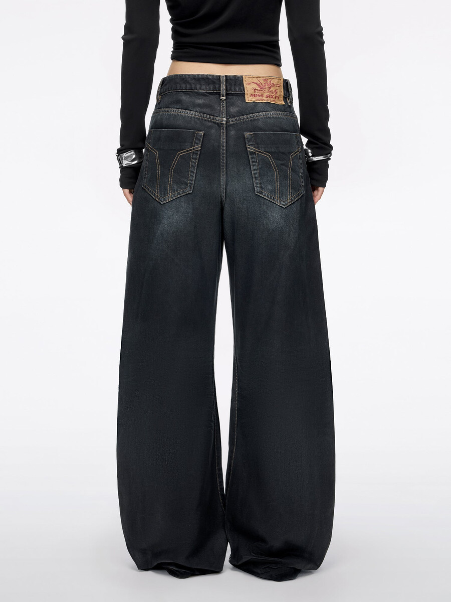 beschichtete jeans mit lockerer passform