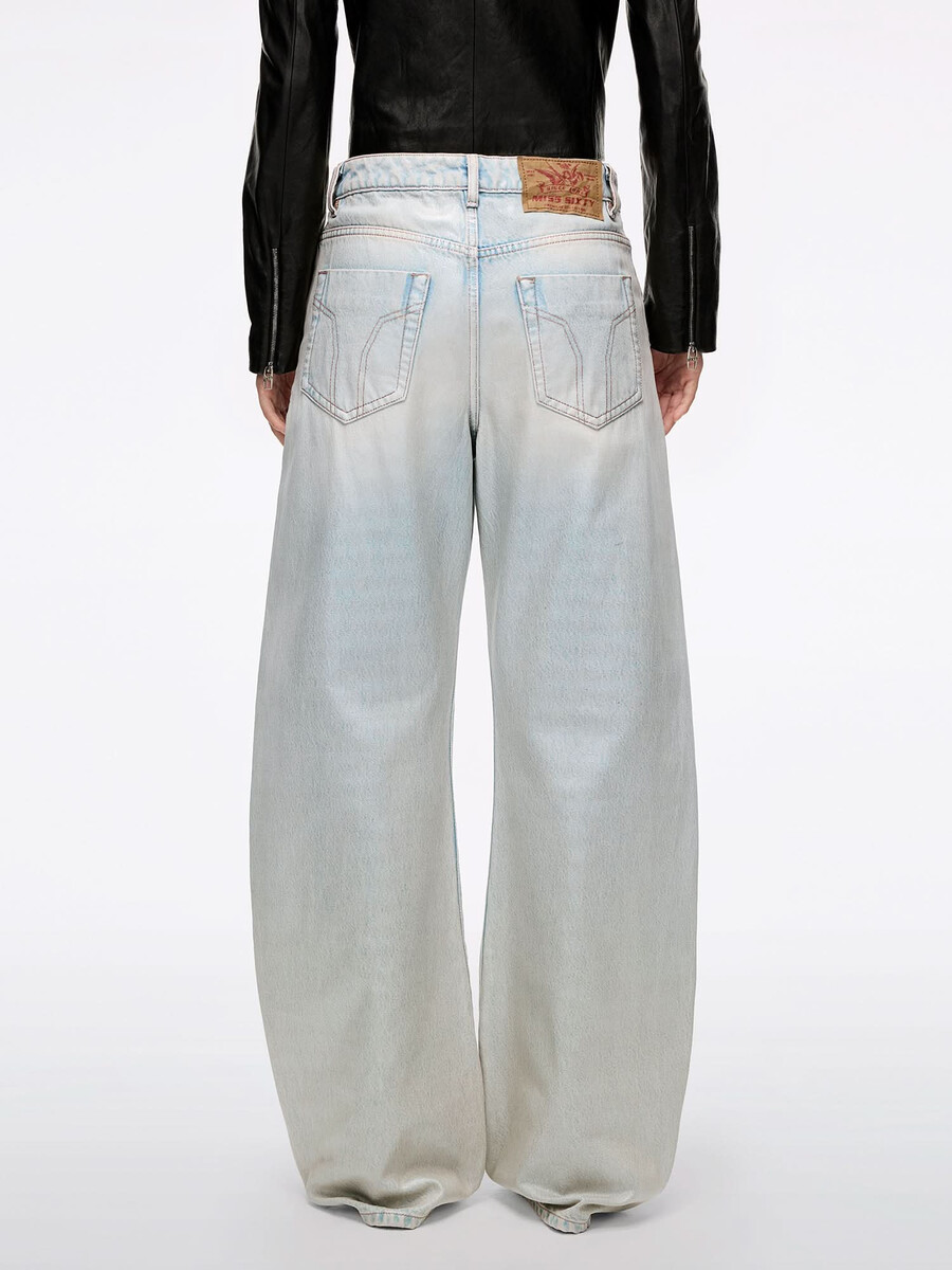 beschichtete jeans mit lockerer passform