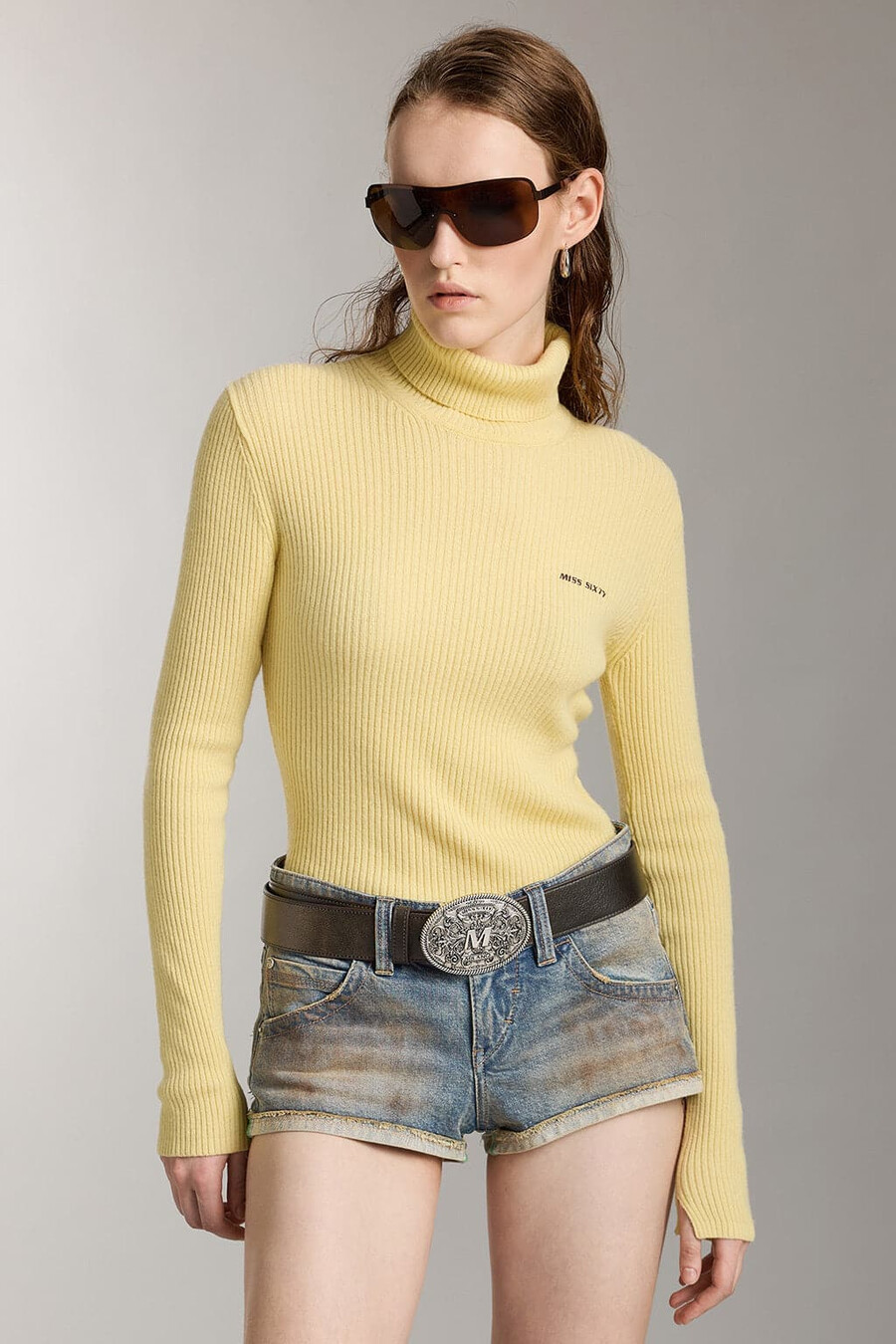 rollkragenpullover aus wollstrick mit stickerei
