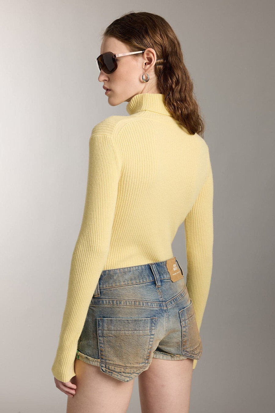rollkragenpullover aus wollstrick mit stickerei