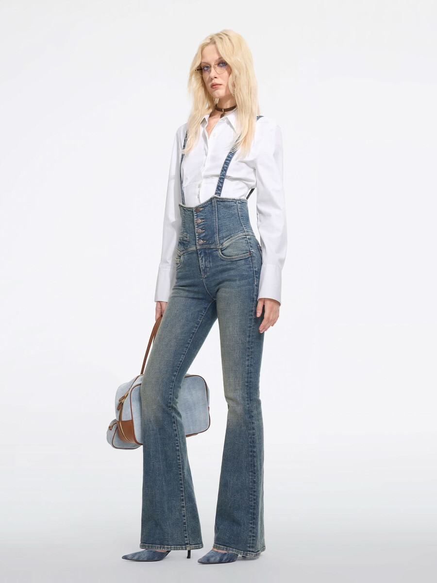 hochtaillierter ausgestellter jeans-jumpsuit