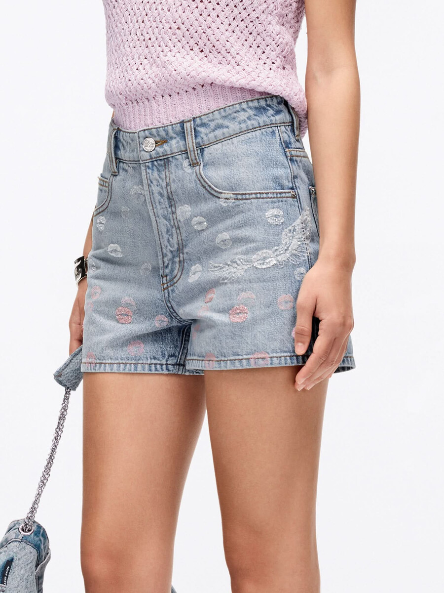 jeansshorts mit flügelverzierungen und perlen