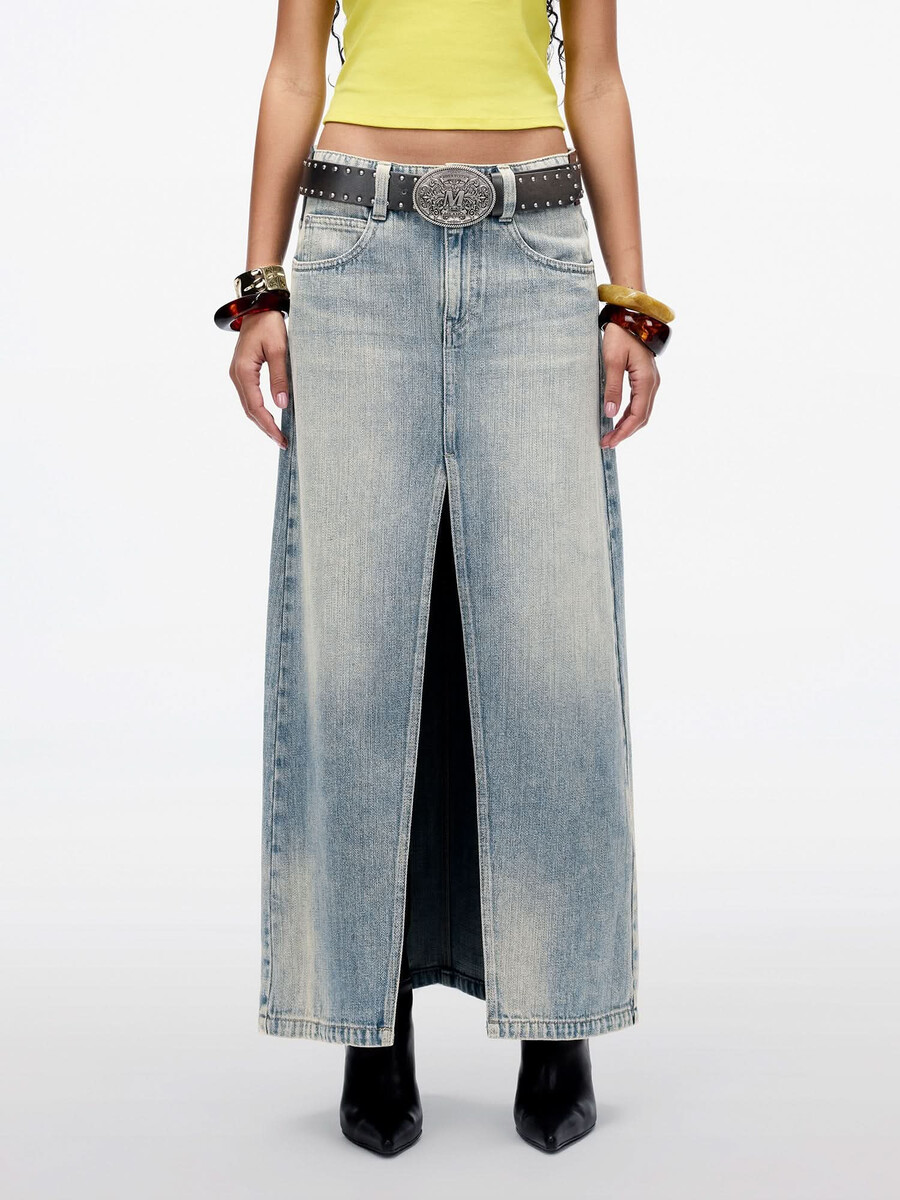 jeansrock mit mehreren patches und schlitzen