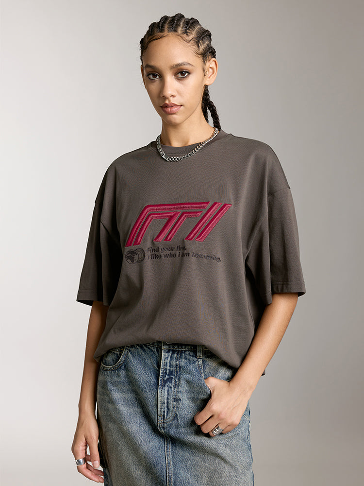 lässiges kurzarm-t-shirt mit vom rennsport inspirierter stickerei