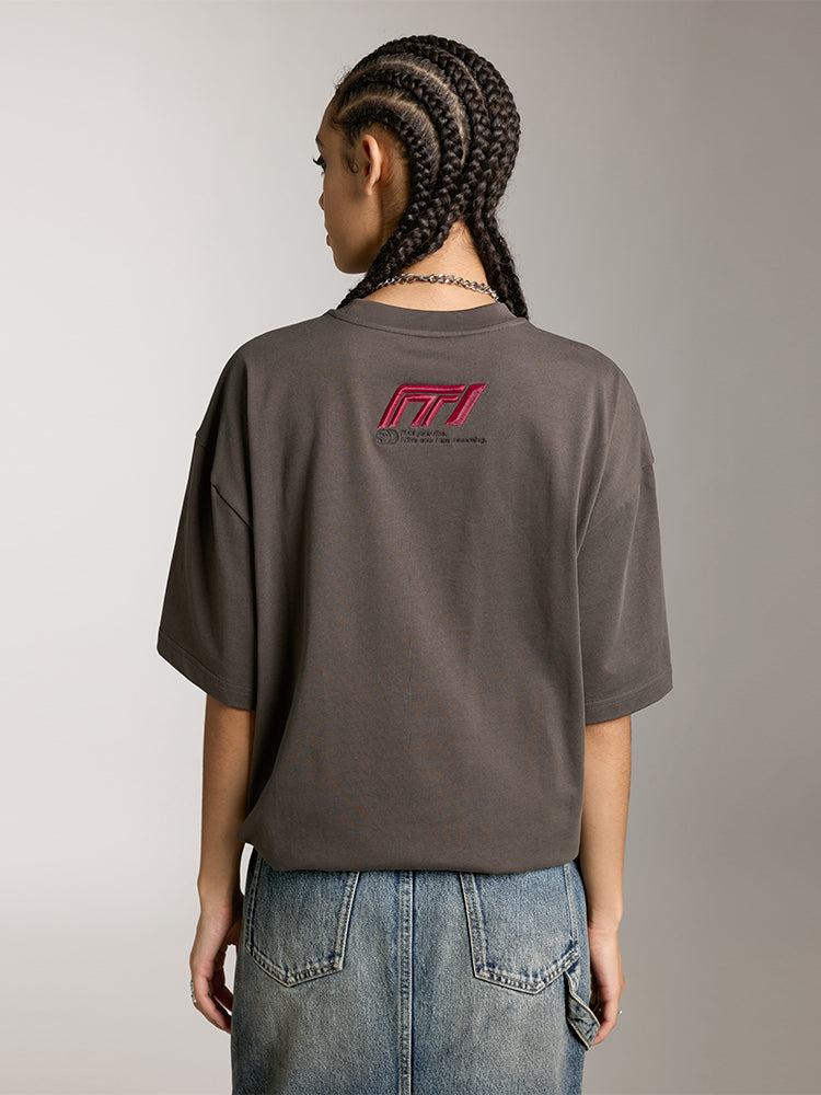 lässiges kurzarm-t-shirt mit vom rennsport inspirierter stickerei