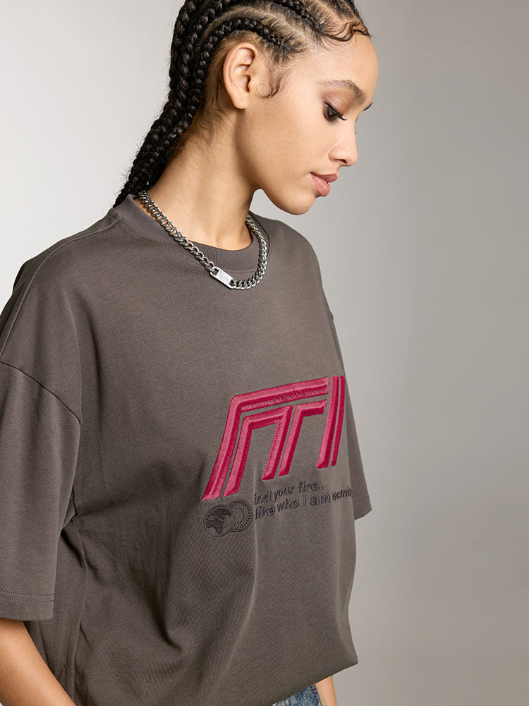 lässiges kurzarm-t-shirt mit vom rennsport inspirierter stickerei