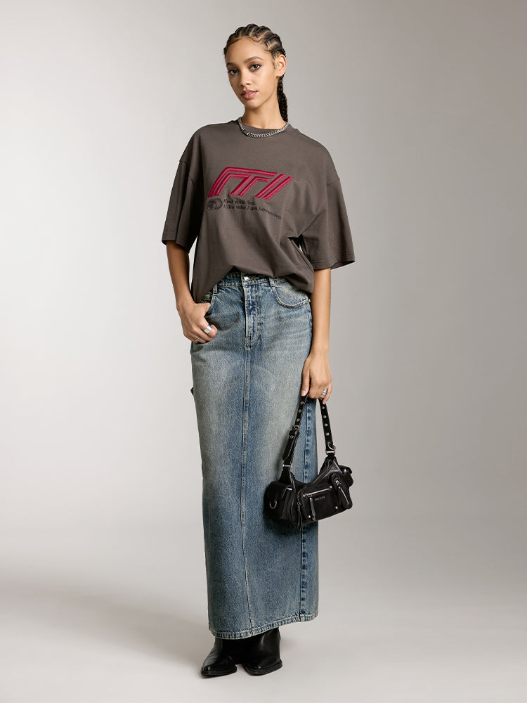 lässiges kurzarm-t-shirt mit vom rennsport inspirierter stickerei