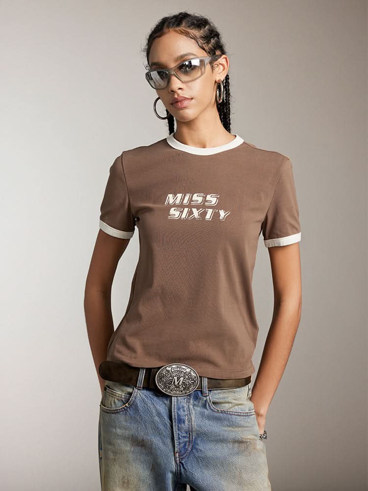 rundhals-t-shirt mit farblich kontrastierendem aufdruck
