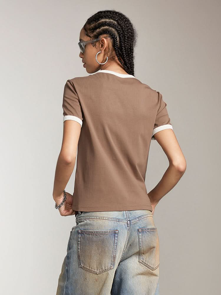 rundhals-t-shirt mit farblich kontrastierendem aufdruck