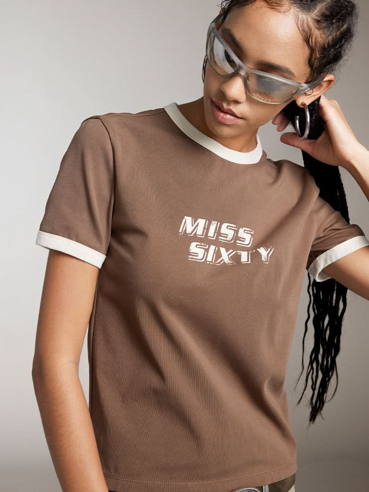 rundhals-t-shirt mit farblich kontrastierendem aufdruck