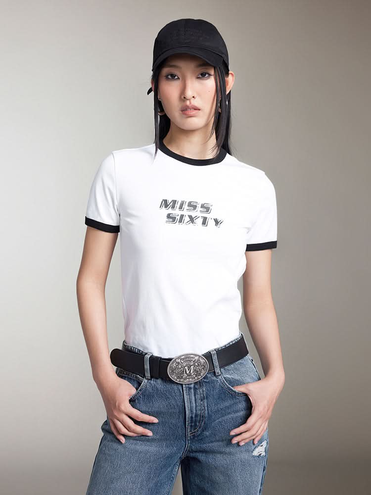 rundhals-t-shirt mit farblich kontrastierendem aufdruck