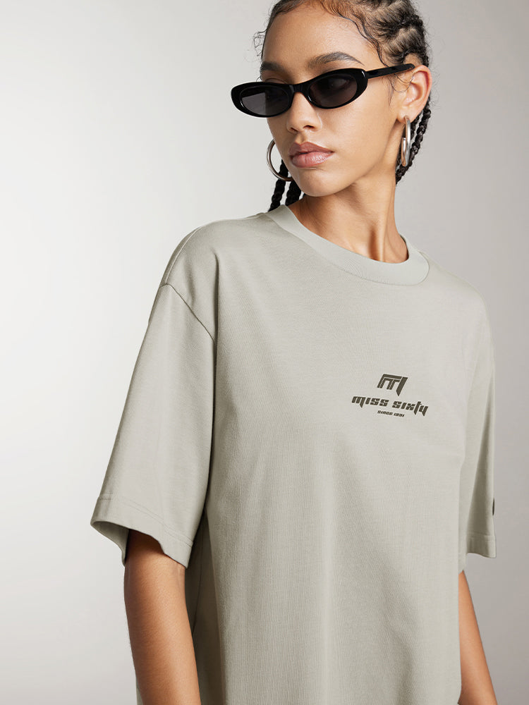 lässiges kurzarm-t-shirt mit rennsport-inspiriertem print