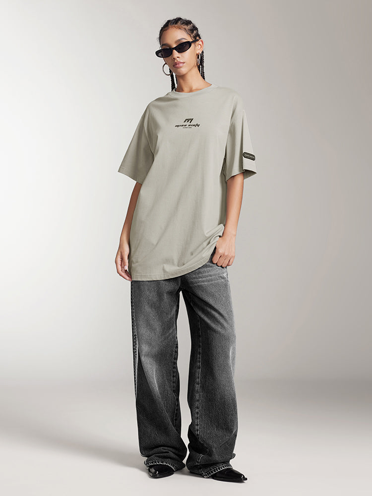 lässiges kurzarm-t-shirt mit rennsport-inspiriertem print