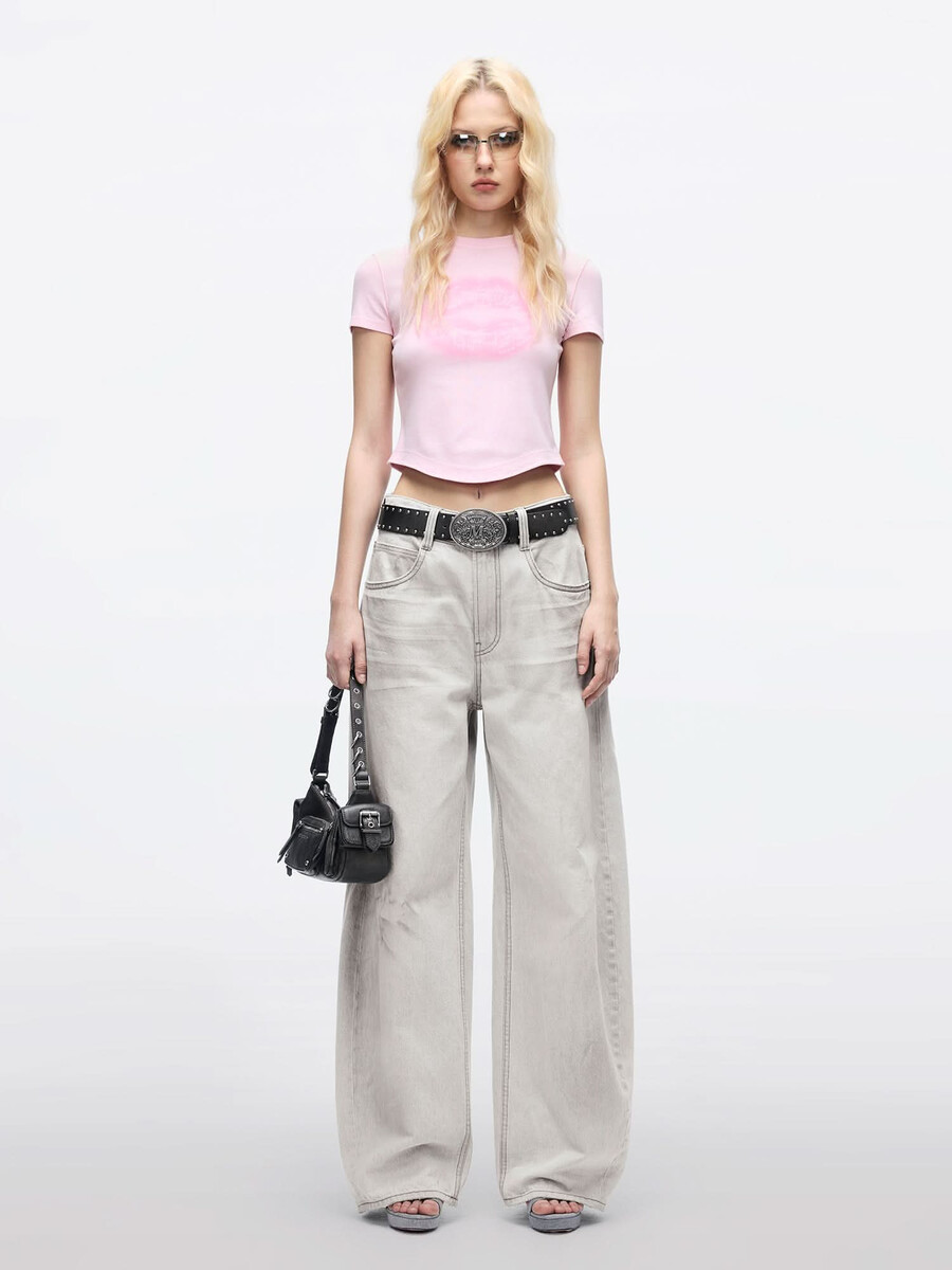 kurzarm-t-shirt mit rundhalsausschnitt und lippenprint