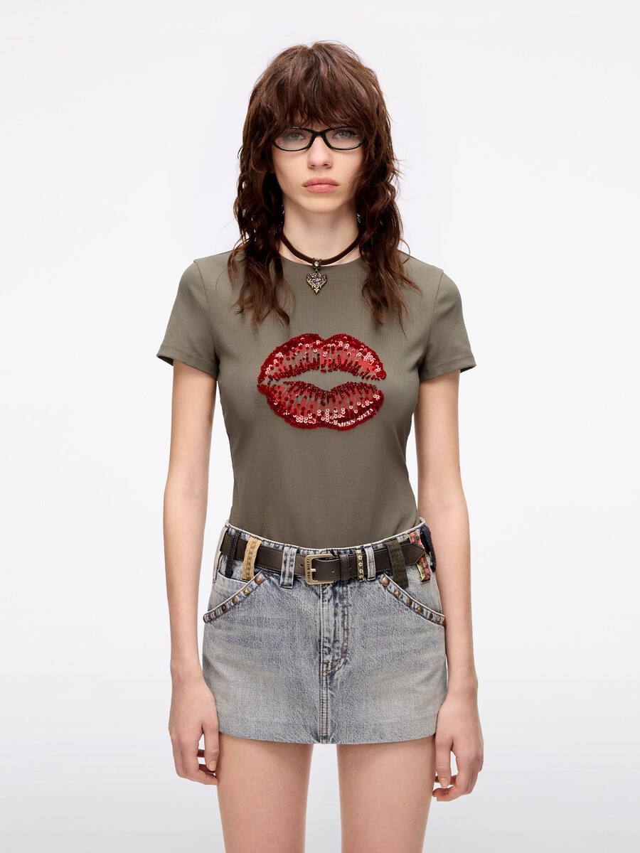 t-shirt mit rundhalsausschnitt und lippenprint