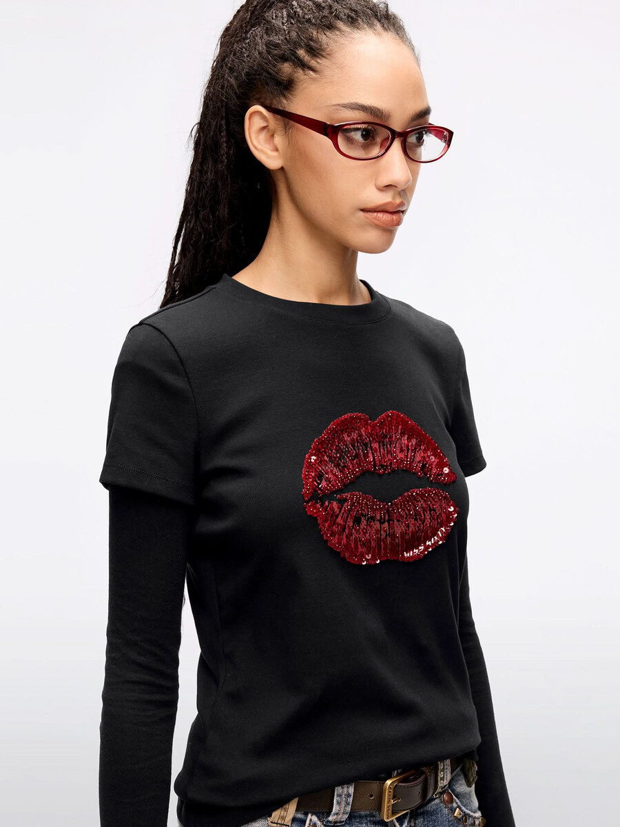 t-shirt mit rundhalsausschnitt und lippenprint