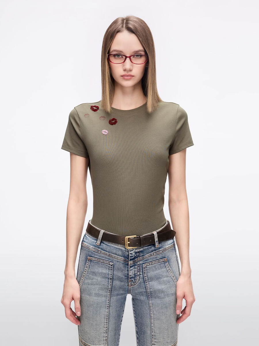 perlenbesetztes bedrucktes t-shirt
