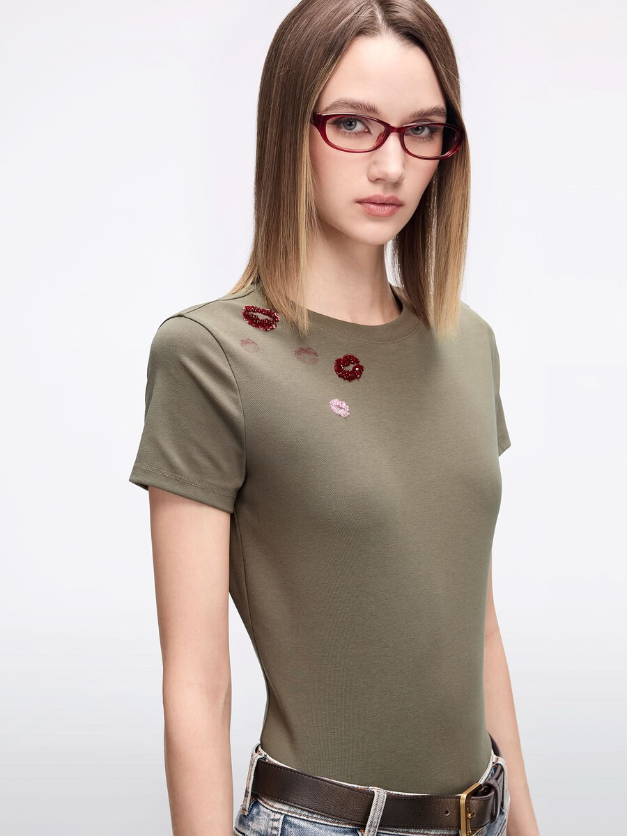 perlenbesetztes bedrucktes t-shirt