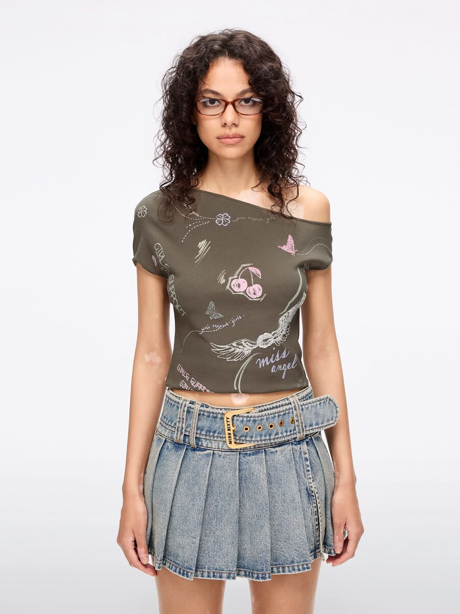 graffiti-t-shirt mit schrägen schultern