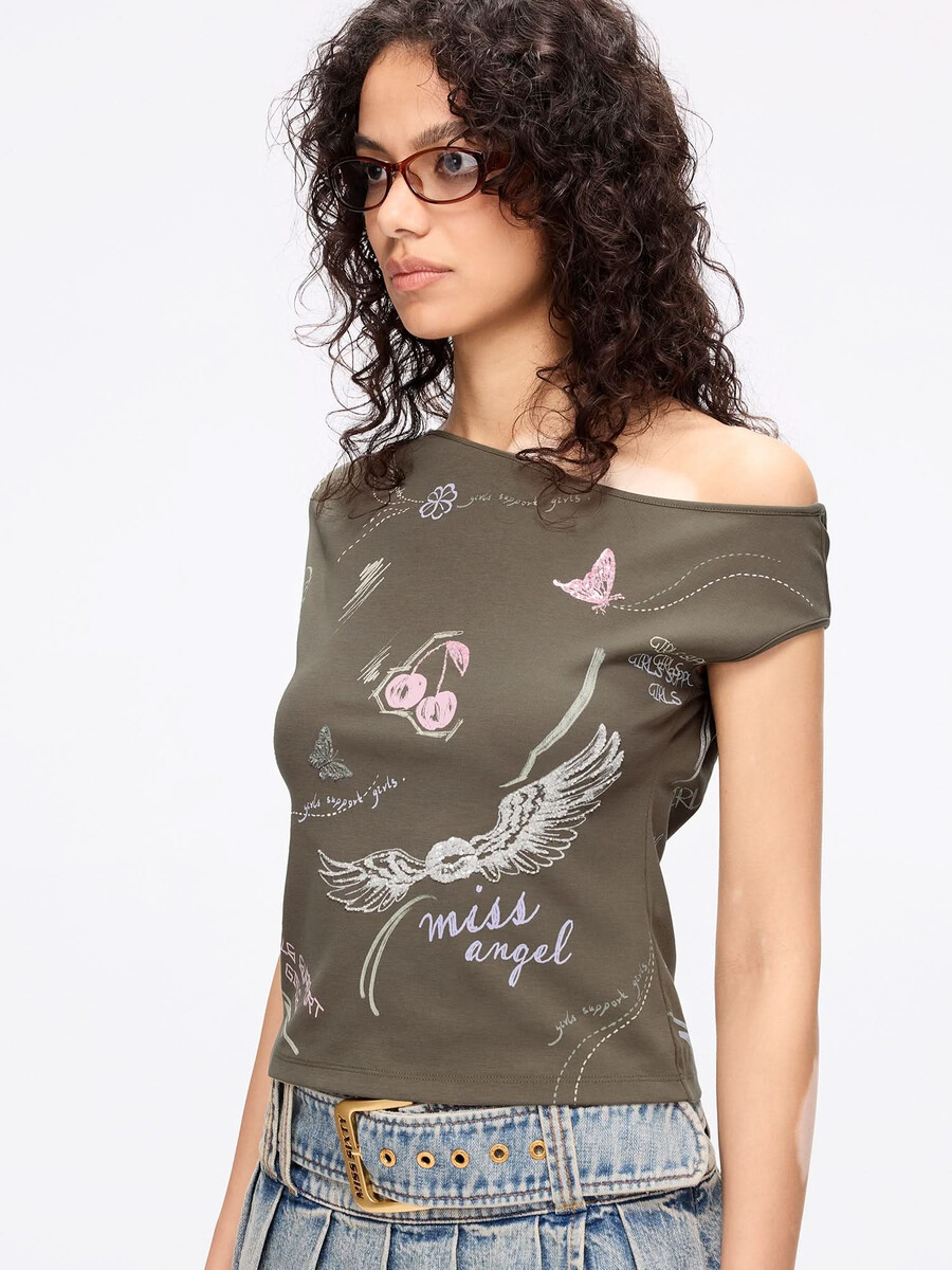 graffiti-t-shirt mit schrägen schultern