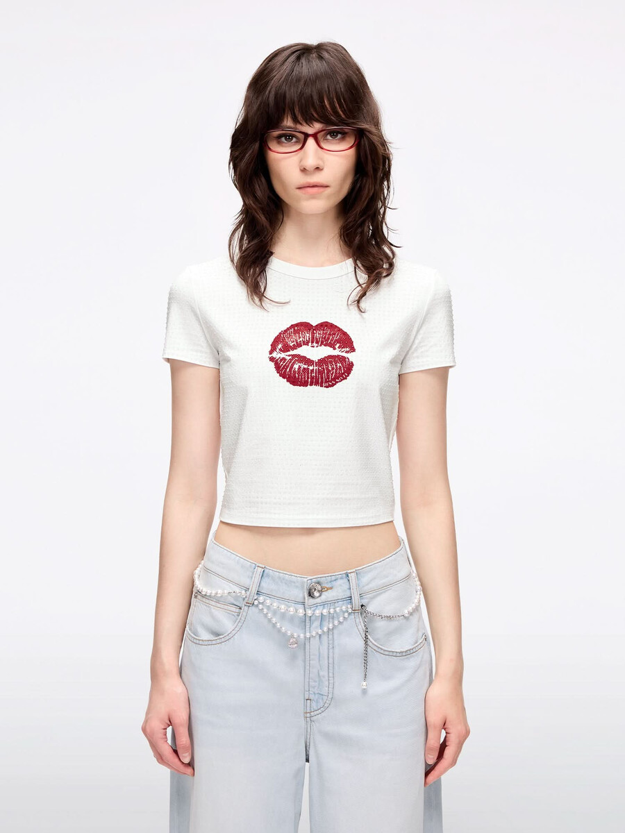 t-shirt mit strasssteinen und lippenprint