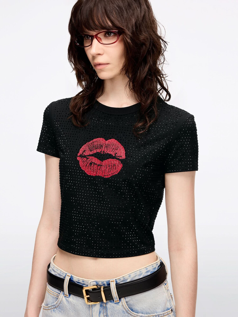 t-shirt mit strasssteinen und lippenprint