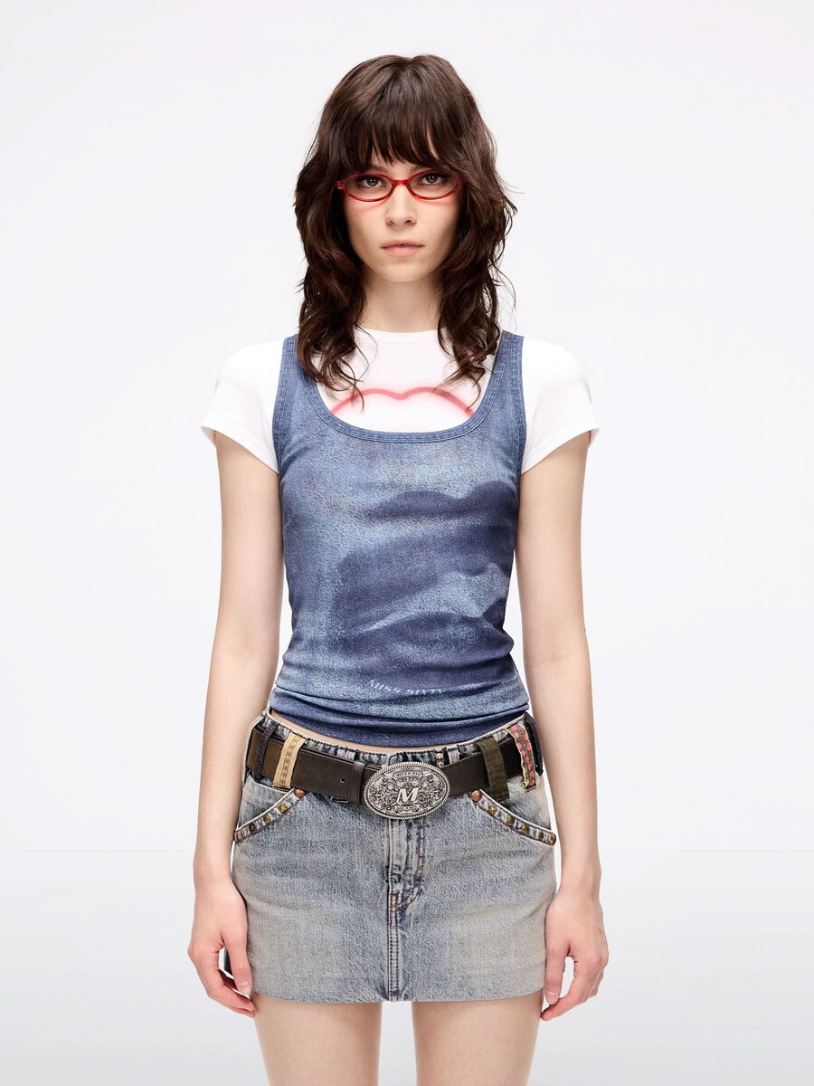 schmal geschnittenes tanktop mit lippenprint