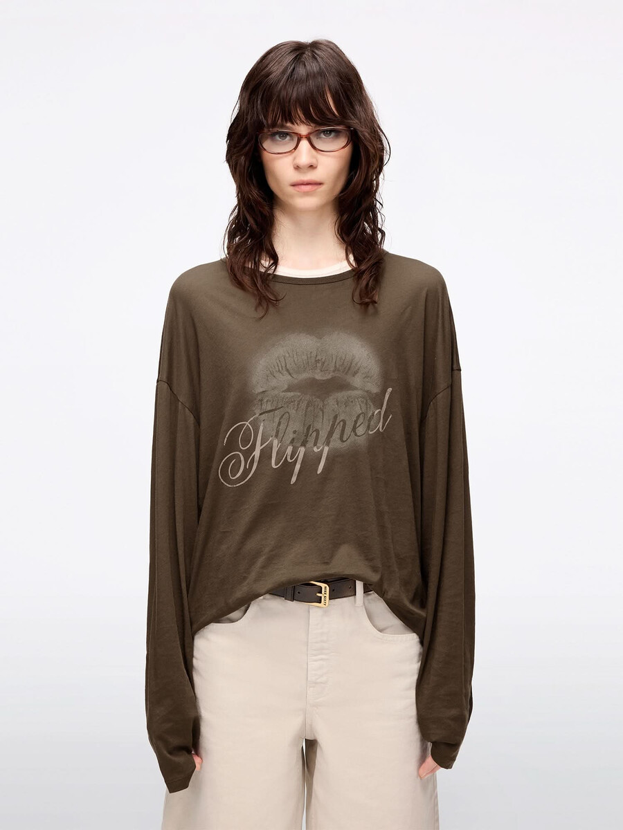 oversized t-shirt mit lippenabdruck