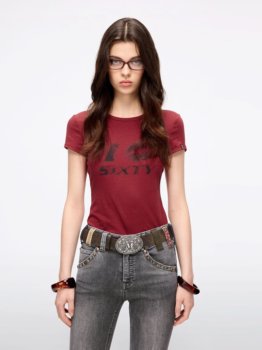 schmal geschnittenes bedrucktes t-shirt