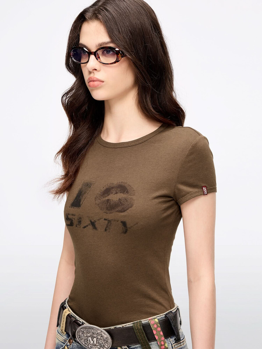 schmal geschnittenes bedrucktes t-shirt