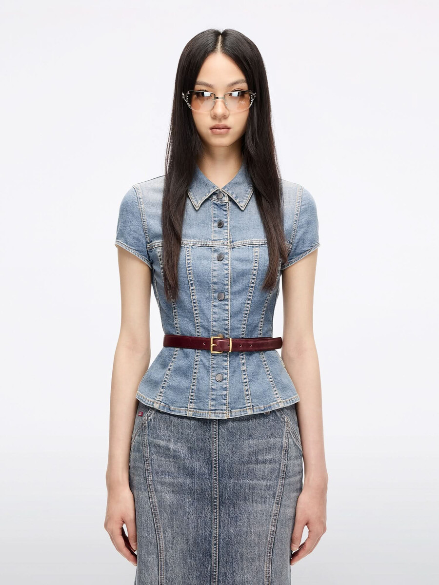 figurbetontes jeanshemd