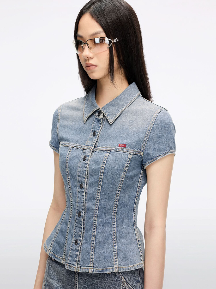 figurbetontes jeanshemd