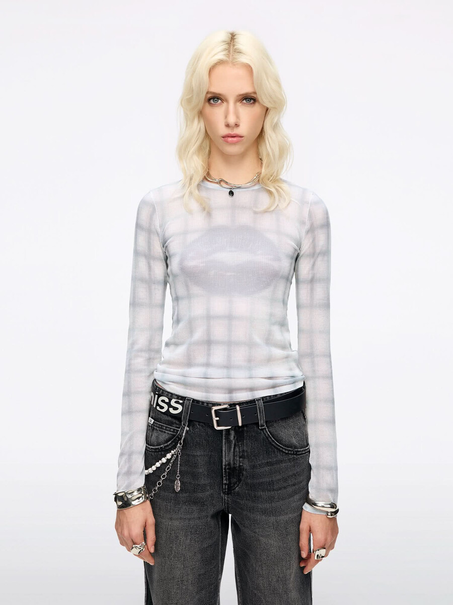 kariertes stricktop mit lippenprint