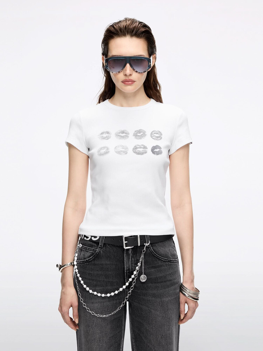 t-shirt mit rundhalsausschnitt und lippenprint