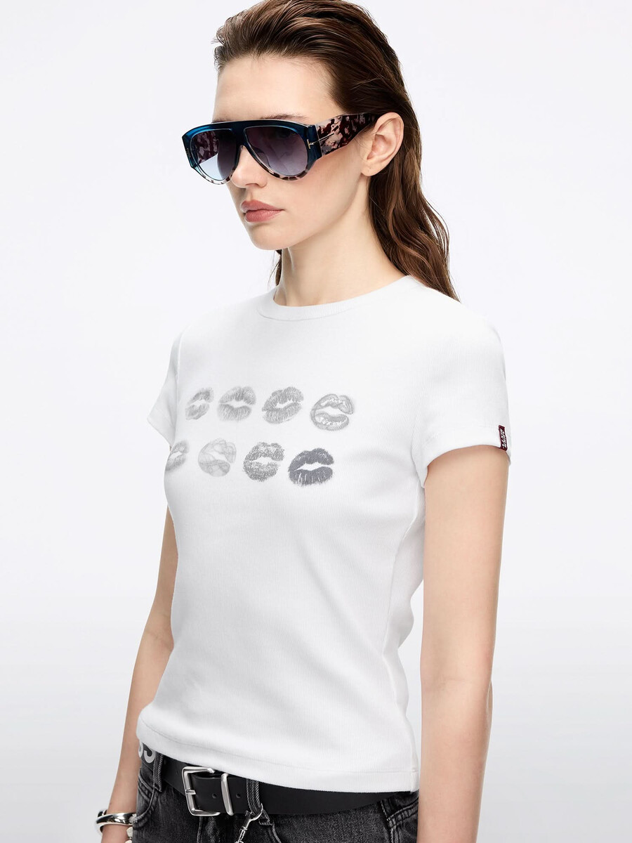 t-shirt mit rundhalsausschnitt und lippenprint