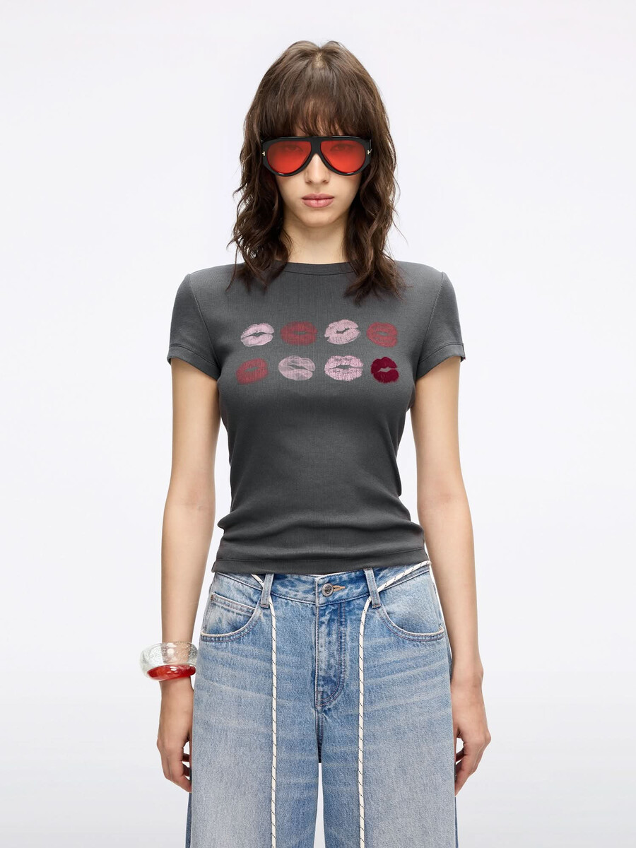 t-shirt mit rundhalsausschnitt und lippenprint