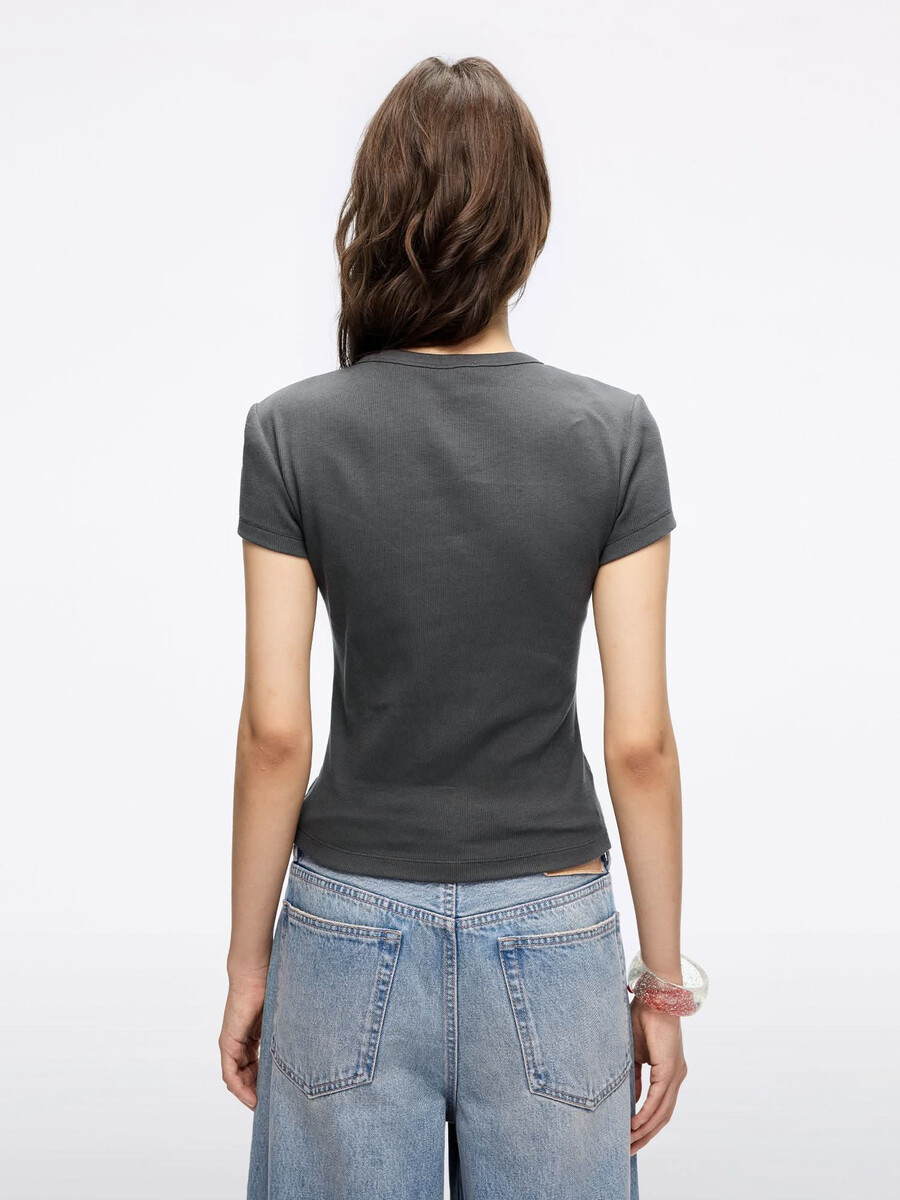 t-shirt mit rundhalsausschnitt und lippenprint