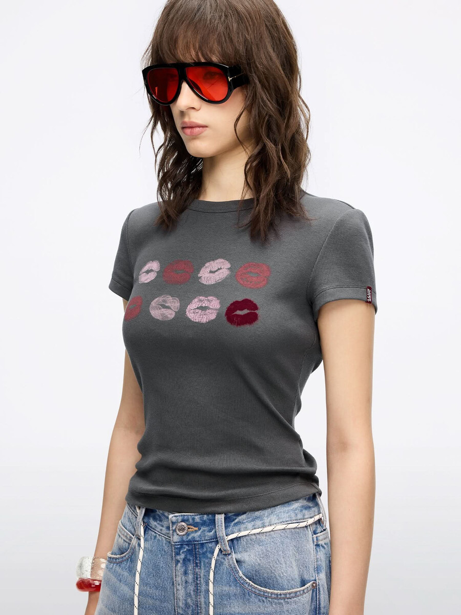 t-shirt mit rundhalsausschnitt und lippenprint