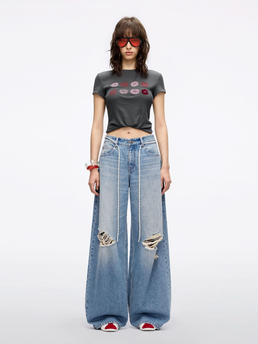 t-shirt mit rundhalsausschnitt und lippenprint